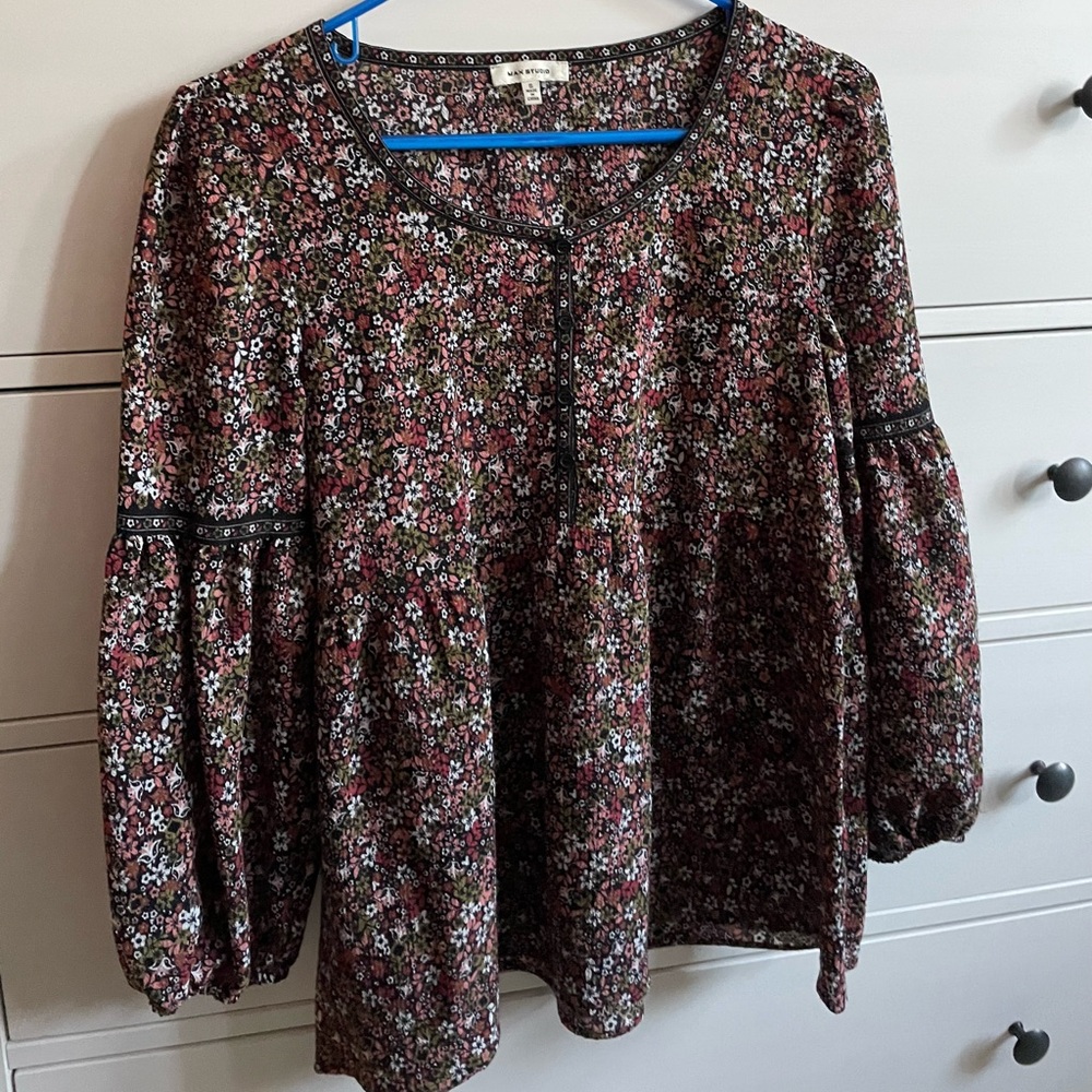 Blouse with flowers